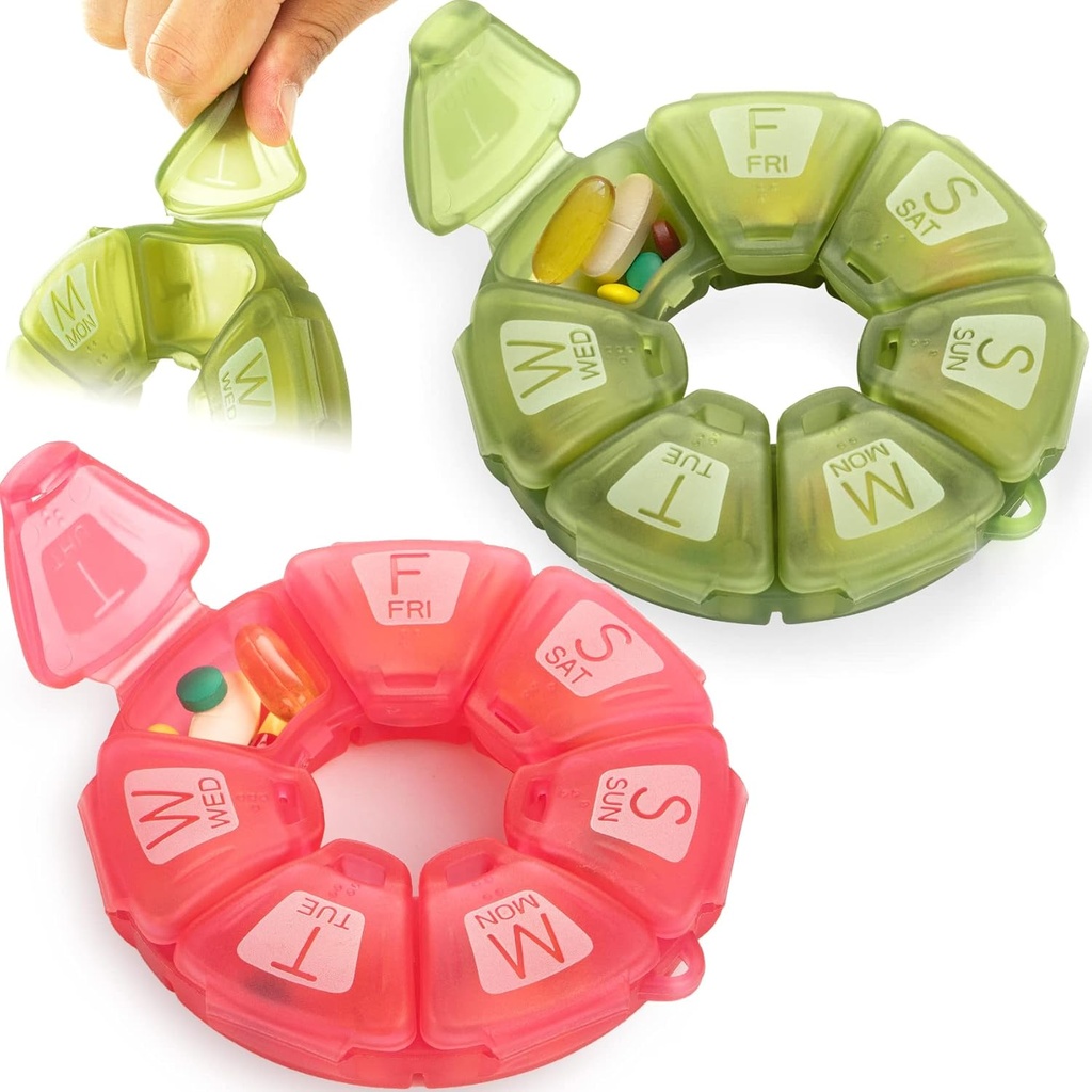 Organizador semanal redondo, TPU Rubberized, Contenedor de pilas de viaje 7 Día, con 7 grandes compartimientos, Grande para suplementos diarios de vitaminas, Cute caja de píldoras con grandes letras y braille (2 pcs)